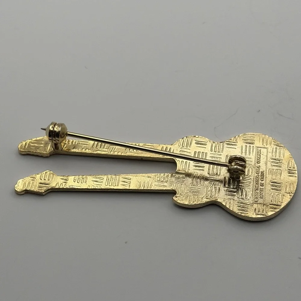 1997 Coca-Cola Collectors Club Smokeyfest Gatlinburg‎ TN Guitar Lapel Hat Pin